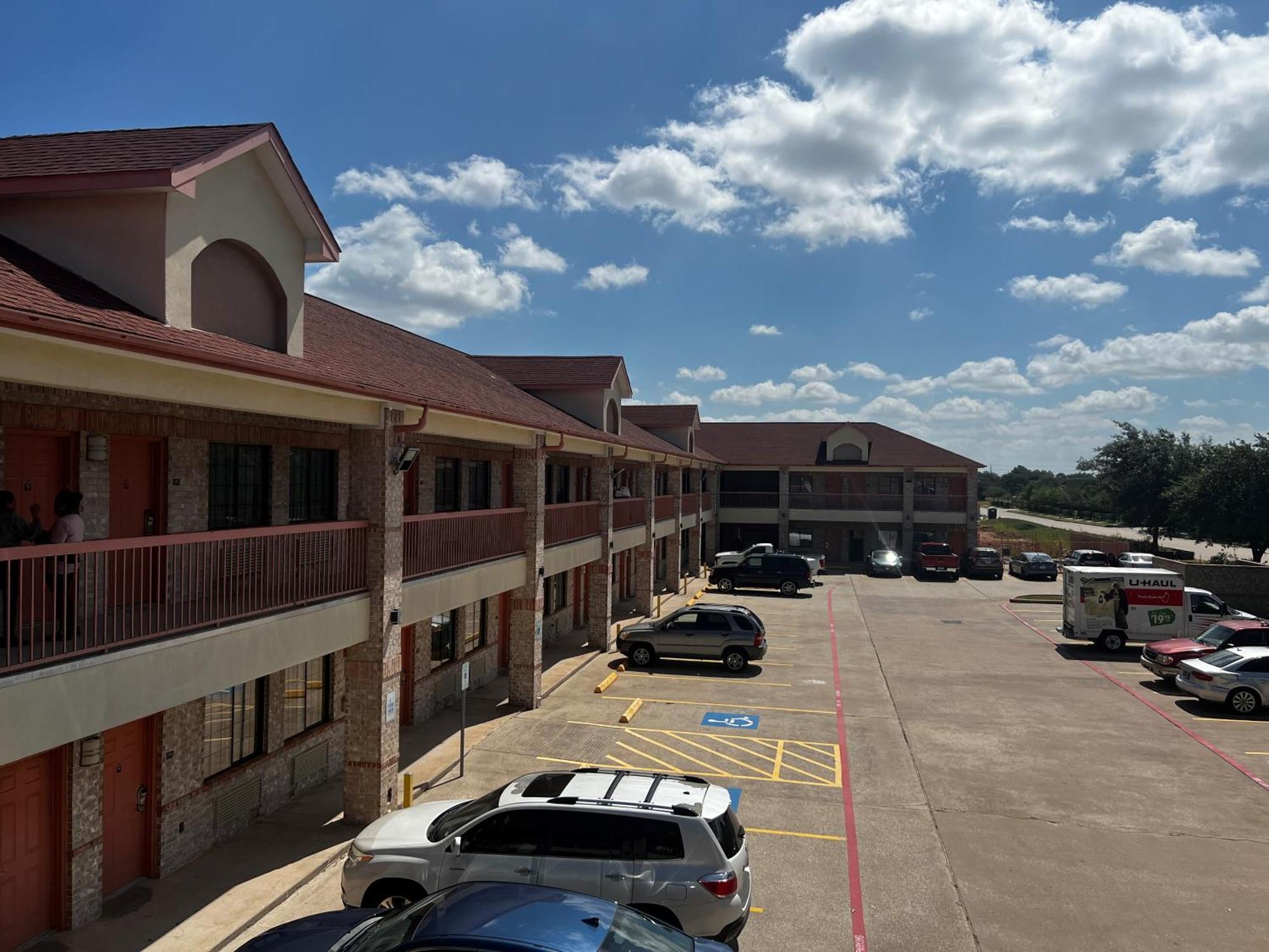 Super 8 By Wyndham Stafford Sugarland Area Hotell Exteriör bild